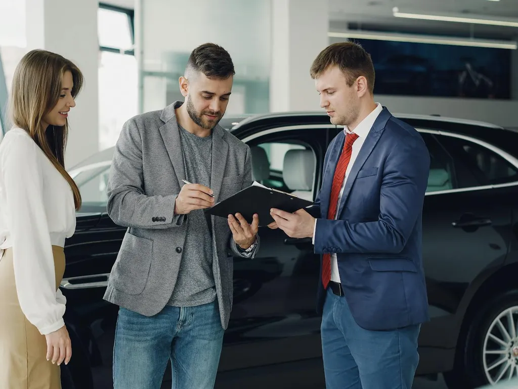 Payer une voiture d'occasion chez un concessionnaire : modes, sécurité et démarches